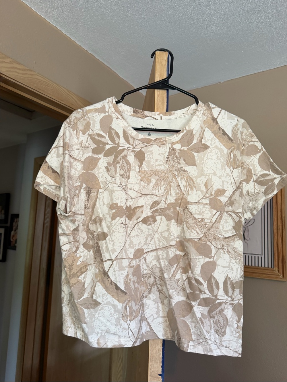 Abercrombie & Fitch Cream and Tan Leaf Print Baby Tee